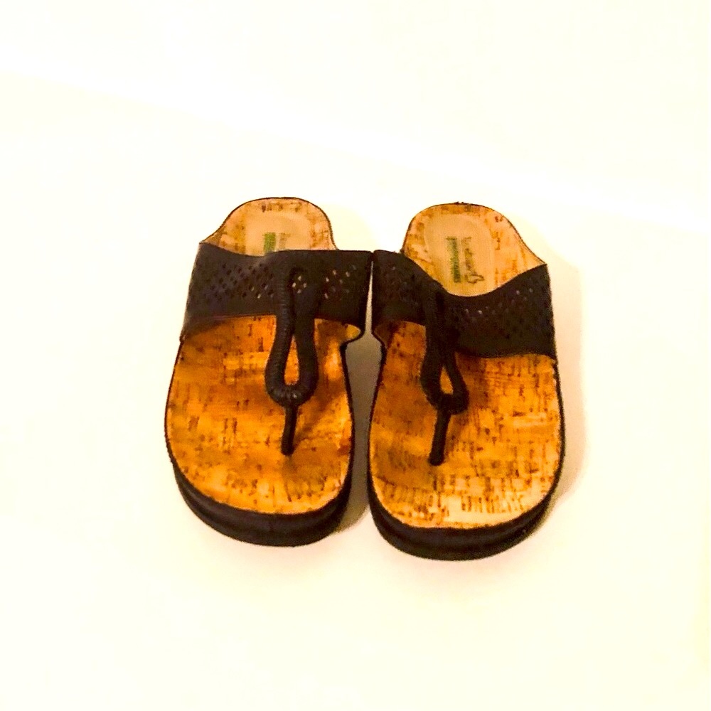 Bare Traps(Memory Foam) Size 10 Thong Sandals - image 1